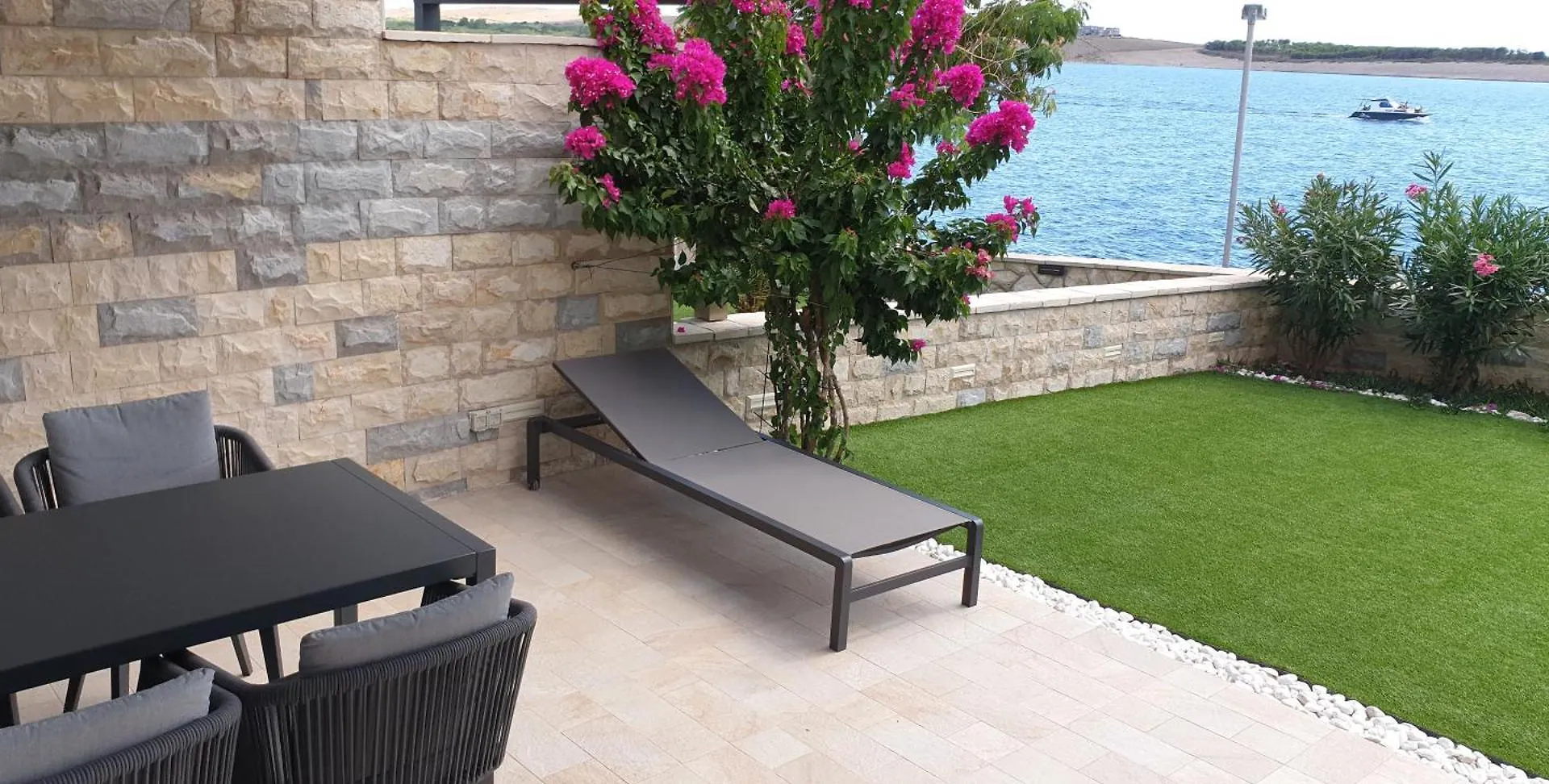 Superb Beachfront Apartment Povljana Croatia