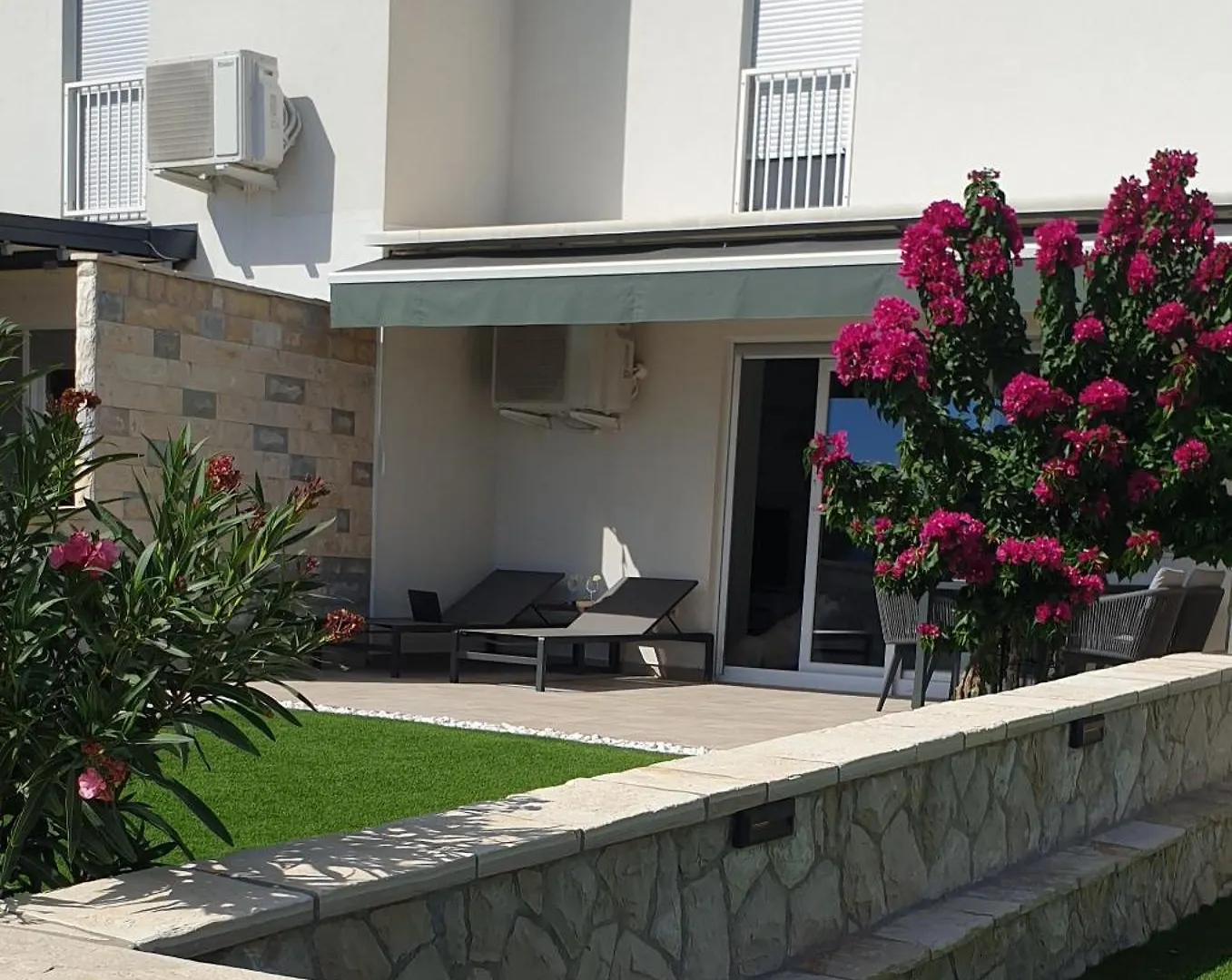 Superb Beachfront Apartment Povljana