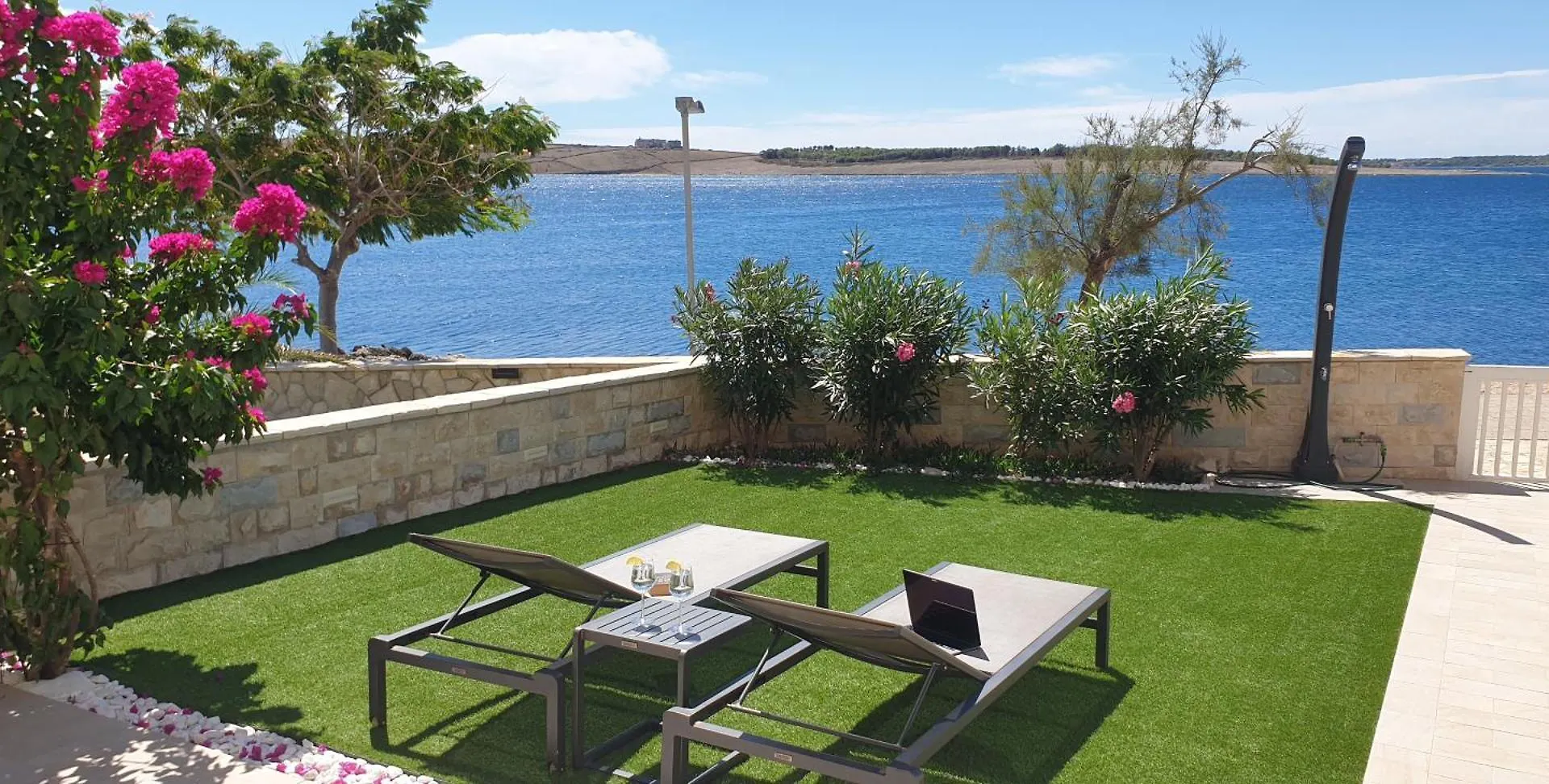 Superb Beachfront Apartment Povljana